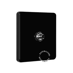 Vierkante lichtschakelaar met zilverkleurige drukknop.