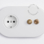 Enchufe blanco con doble interruptor.