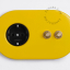 gelbe Unterputzsteckdose und Schalter - doppelter Druckknopf aus rohem Messing