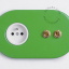 grüne Unterputzsteckdose und Zweiwege- oder einfacher Schalter - doppelter roher Messing-Kippschalter