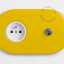interrupteur bouton-poussoir en laiton nickele avec une prise murale jaune