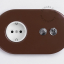 Prise de courant marron avec interrupteur va-et-vient ou simple avec levier et bouton-poussoir.
