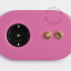 rosafarbene Unterputzsteckdose und Zweiwege- oder einfacher Schalter - Kippschalter & Druckknopf aus rohem Messing
