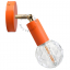 Pomarańczowa regulowana lampa ścienna z mosiężnym ramieniem.