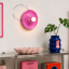 Rund lyserød lampe.