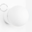 Lámpara de porcelana blanca con pantalla de vidrio.