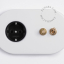 Enchufe blanco con doble interruptor.