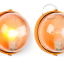Ronde oranje verlichtingsarmatuur.