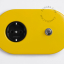 interrupteur bouton-poussoir en laiton nickele avec une prise murale jaune