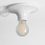 Rund lampe i hvidt porcelæn.