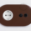 braune Unterputzsteckdose und Zweiwege- oder einfacher Schalter - schwarzer Kippschalter & Druckknopf