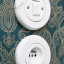 Interruptor de porcelana blanca.