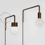Bruine pivoterende wandlamp met zwenkarm.
