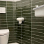 Dérouleur papier toilette en porcelaine blanche.