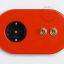 rote Unterputzsteckdose und Zweiwege- oder einfacher Schalter - doppelter roher Messing-Kippschalter