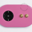 rosafarbene Unterputzsteckdose und Schalter - doppelter Druckknopf aus rohem Messing