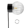 Bordslampa i svart porslin med glasskärm och strömbrytare.