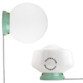 Lampe en porcelaine verte avec globe en verre.