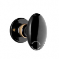 Bouton de porte en porcelaine noire et laiton forme olive.