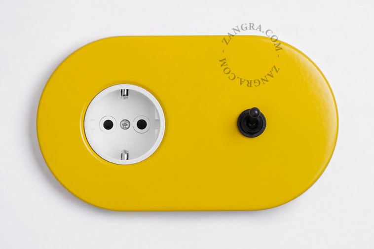 prise et interrupteur jaune avec levier en laiton noir