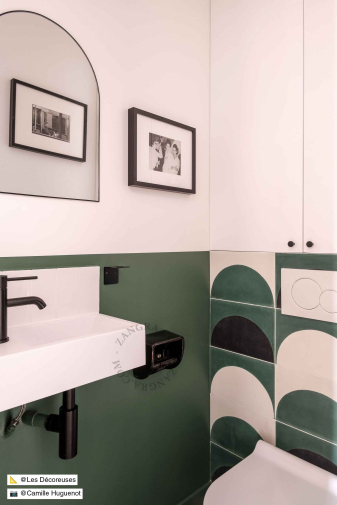 Dérouleur de papier toilette en porcelaine noire.