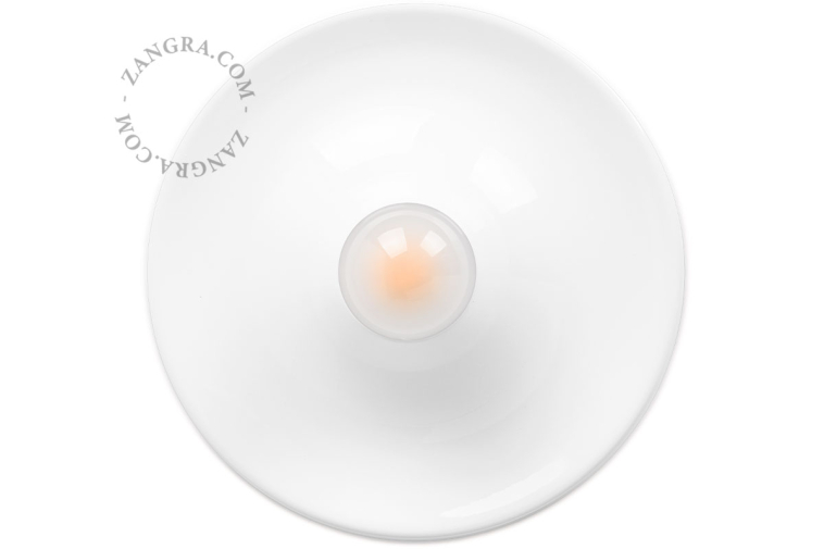 Rund hvid lampe.