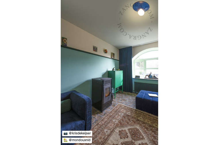 Runde blaue Leuchte.