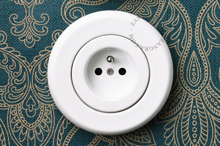 Unterputzsteckdose aus weissem Porzellan.