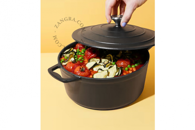 cast iron cooking pot