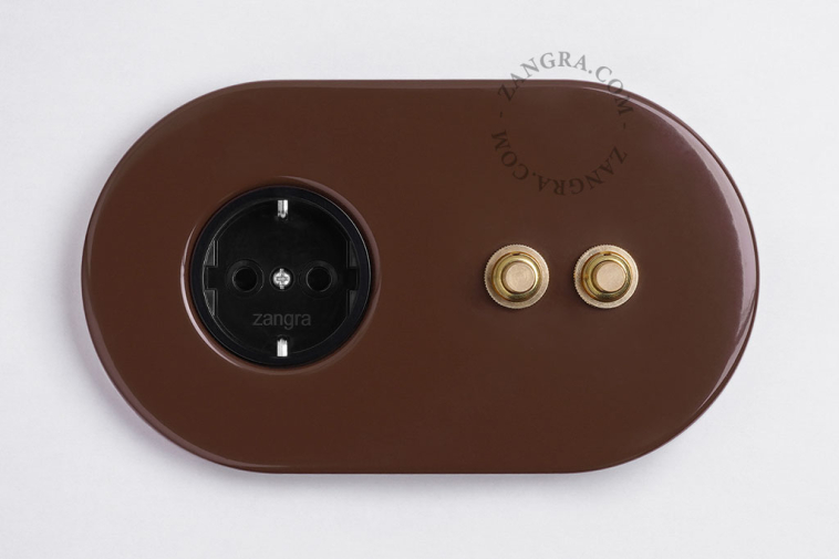 enchufe marrón y doble interruptor pulsador de latón