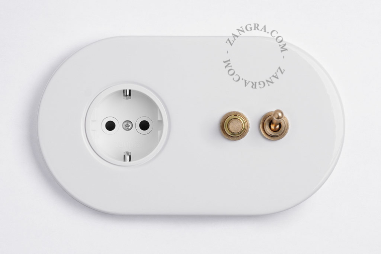 Enchufe blanco con doble interruptor.