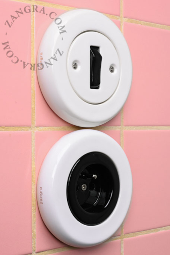 Schalter aus weissem Porzellan.