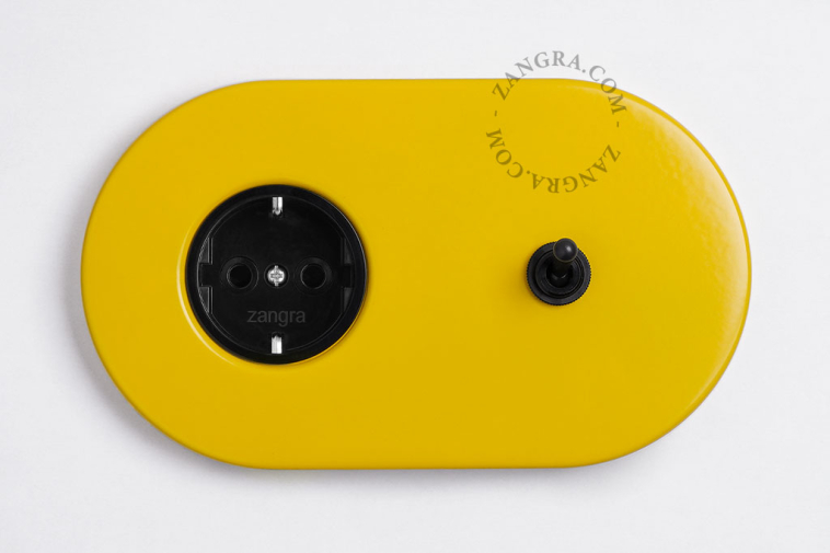gelbe Unterputzsteckdose und Zweiwege- oder einfacher Schalter - schwarzer Kippschalter