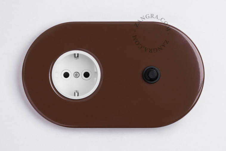 tomada e interruptor embutidos em castanho - botão de pressão preto