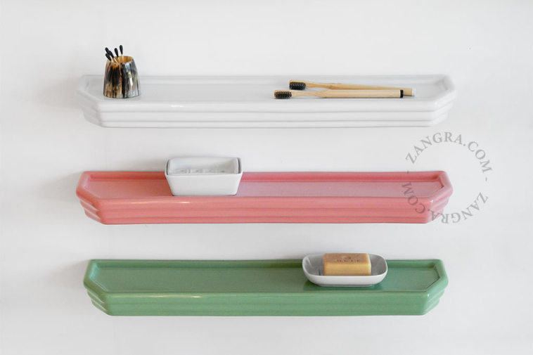 Washbasin shelf in green porcelain.