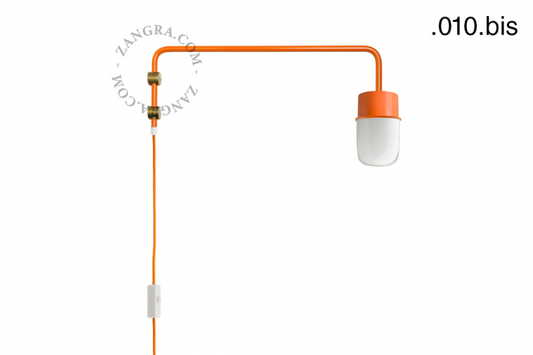 lampe potence des années 50 de couleur orange avec bras pivotant