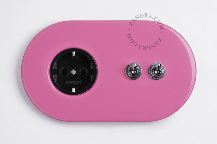 rosafarbene Unterputzsteckdose und Zweiwege- oder einfacher Schalter - doppelt vernickelter Kippschalter