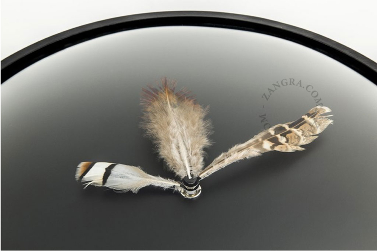 clock009_l-klokken-wanduhr-wandklok-feather-clock-horloge-plumes-marie-aurore-stiker-metral