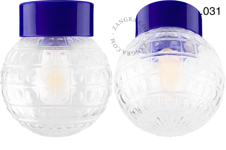 Niebieska lampa porcelanowa z kloszem.