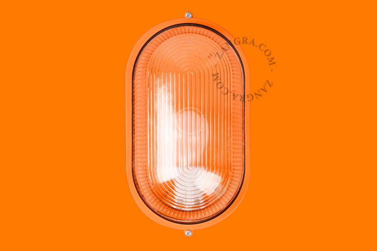 Oranje, ovale buitenlamp.