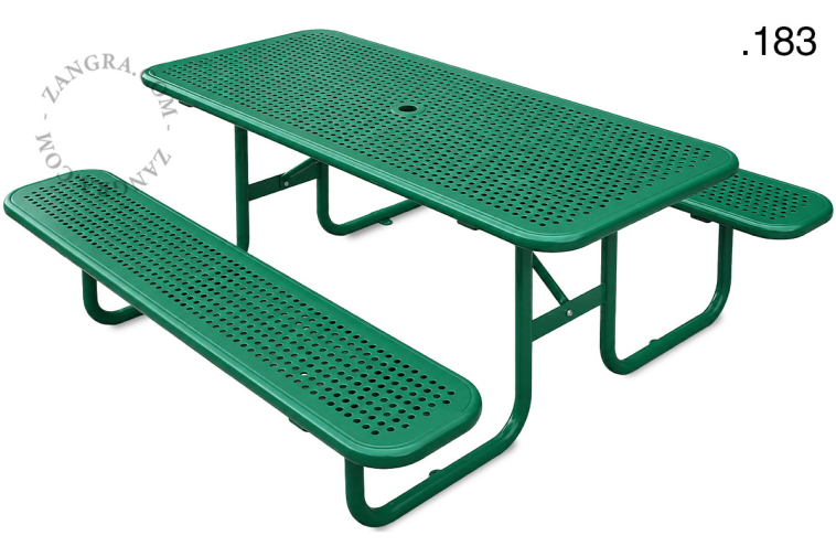 Table de jardin en acier.