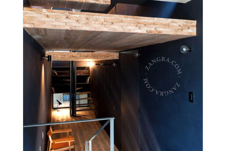 Lampa i vitt porslin.