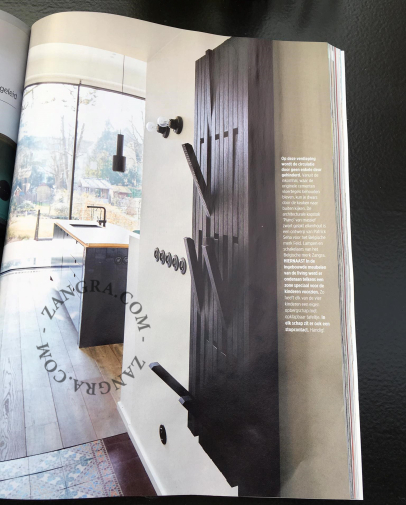 Lampa i vitt porslin.