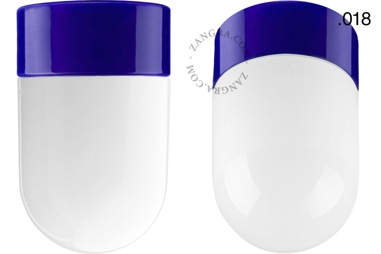 Niebieska lampa porcelanowa z kloszem.