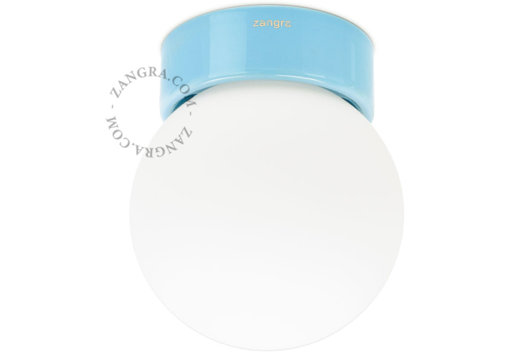 Lampada in porcellana azzurra con paralume in vetro.