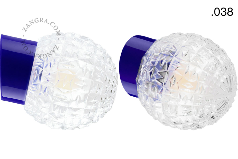 Niebieska porcelanowa lampa ścienna ze szklanym kloszem.