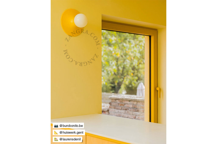 Ronde gele lamp.