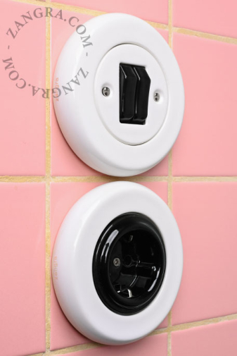 Interruptor de porcelana blanca.