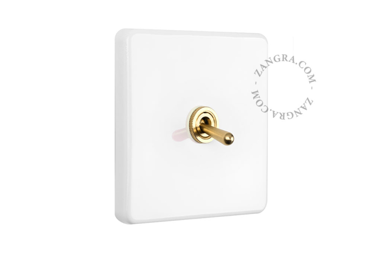 Weißer quadratischer Schalter aus Porzellan.