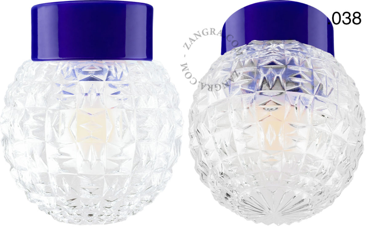 Niebieska lampa porcelanowa z kloszem.